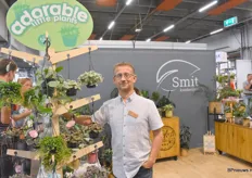In de stand van Smit Kwekerijen stond Richard Venema met het nieuwe Adorable Little Plant concept. Verschillende hangplanten in een 10,5 cm pot gepresenteerd in een praktische winkelpresentatie waarbij je veel kunt tonen op een klein oppervlak.